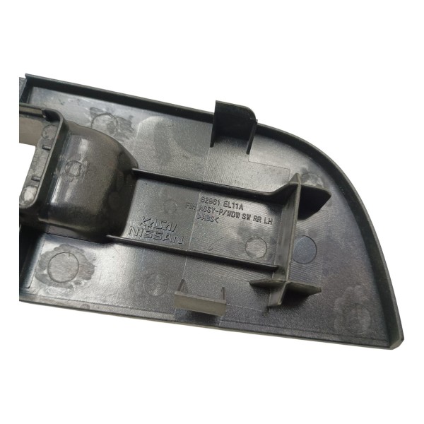 Moldura Puxador Traseira Esquerda Nissan Tiida 2013 Usado